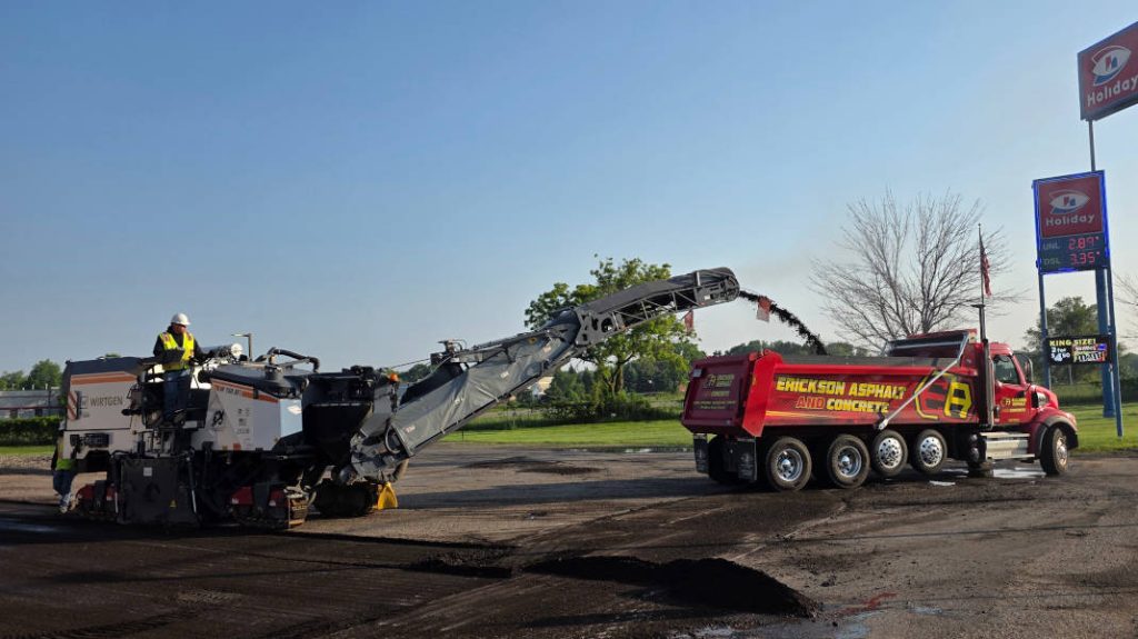 Milling machine milling asphalt